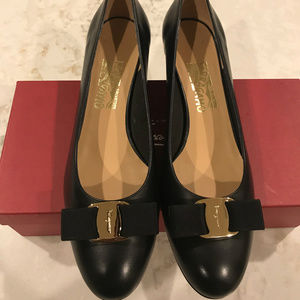 Salvatore Ferragamo Vara Shoes 9 1/2B (Medium)